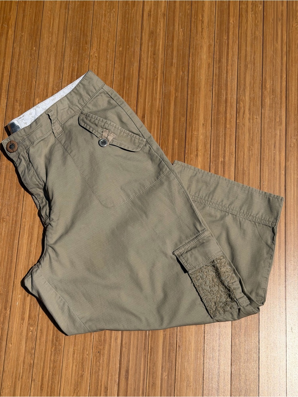 Chico's Crop Utility Cargo Pants Tan Lace Trim Capris Size 2 Gorpcore Cotton - Picture 2 of 11